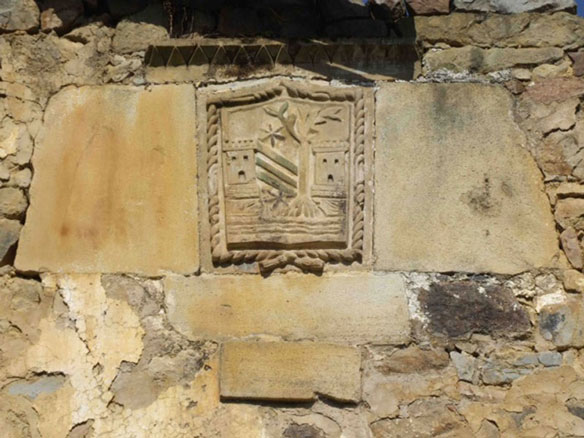 Ventanas, árcos y escudos antiguos de sillería. S. XVII